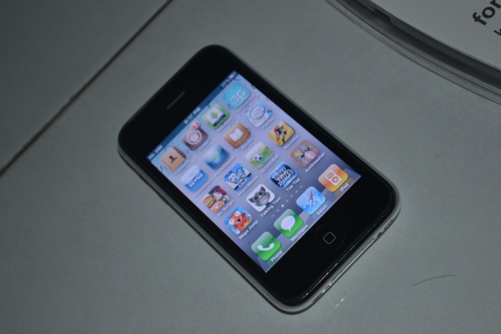 Kernel panic upload mode. Включенный экран айфона 4s. Не работает айфон 3. Iphone 4 home button fix. Iphone 3gs 2011.