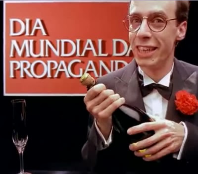 Carlos Moreno na propaganda do Bombril para o Dia Mundial da Propaganda nos anos 80.