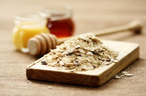 Làm mặt nạ da nhờn bằng mật ong và yến mạch