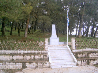το μνημείο πεσόντων στην Μπάφρα των Ιωαννίνων