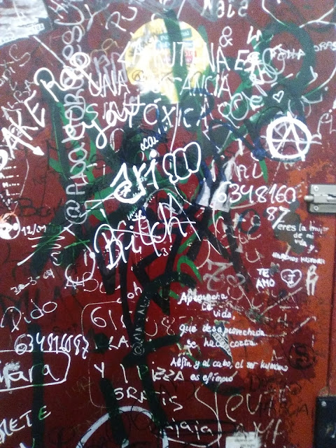 Grafitis en la puerta del servicio de señoras de la Estación de autobuses de Santander