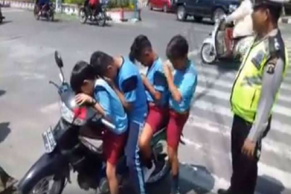 Nakal apa Bodoh? 4 Bocah SD ini Boncengan Satu Motor Lalu Melintas di Depan Kantor Polisi