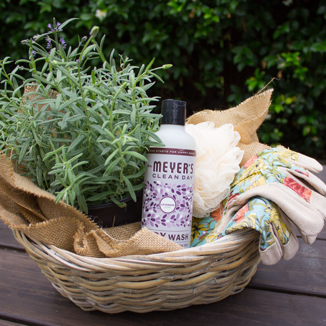 How to create a garden gift basket - the perfect hostess gift for a gardener! #gardengiftbasket #gardenergift #hostessgift #giftbasket How to create a garden gift basket - the perfect hostess gift for a gardener! #gardengiftbasket #gardenergift #hostessgift #giftbasket