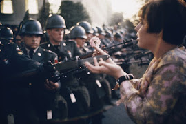LA CHICA CON LA FLOR JANE ROSE, DURANTE PROTESTA CONTRA LA GUERRA DE VIETNAM (21/10/1967)
