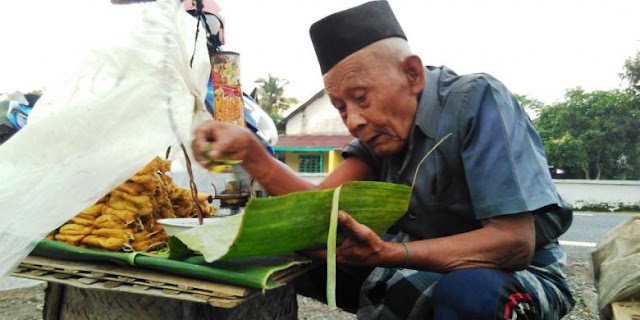 Hanya Untung Rp.16.000 Kakek Berusia 95 Tahun Ini Harus Berjualan Hingga Dini Hari