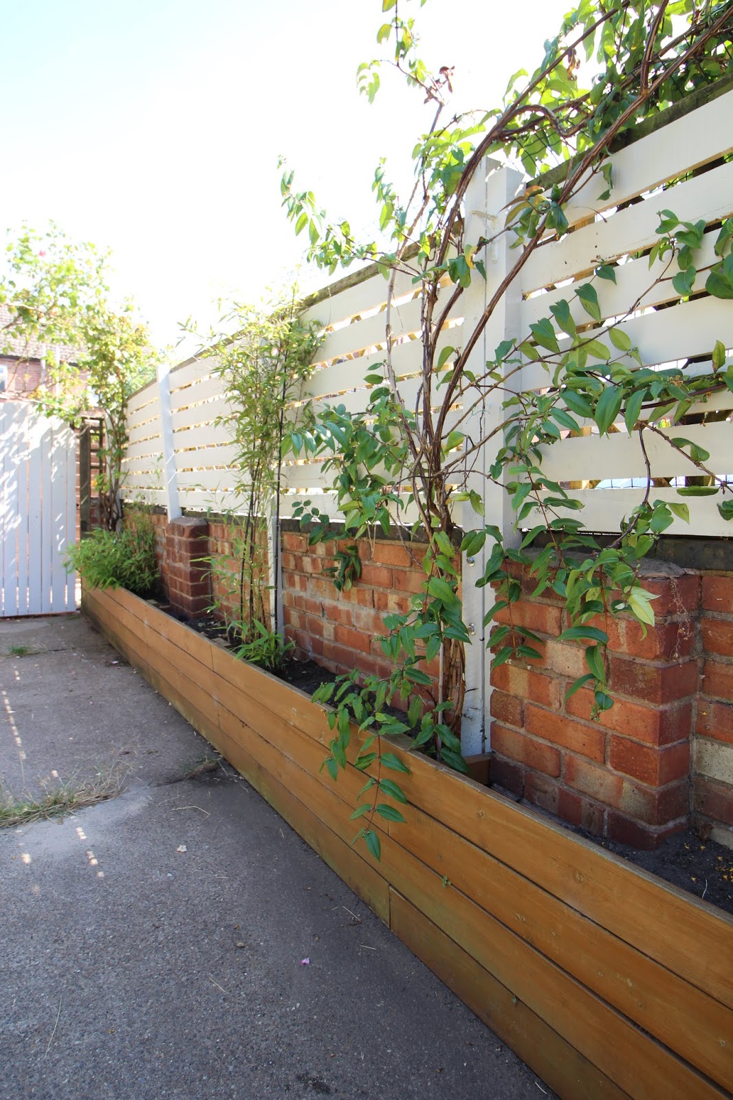 DIY How to Create a Slat Fence with Pallet Wood - Kezzabeth | DIY
