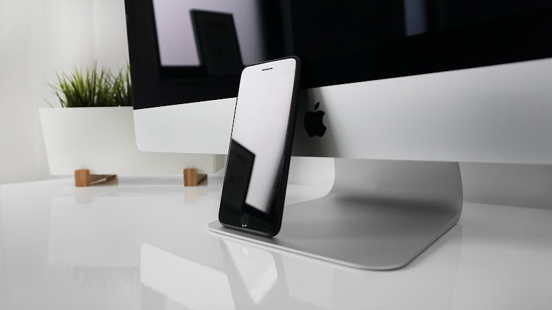 iPhone7 and Macbook