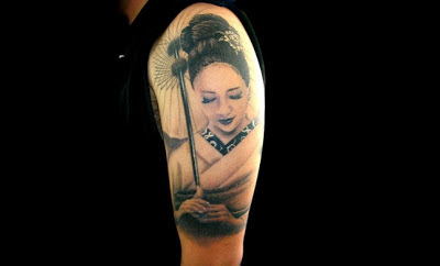Tatuaje geisha blanco y negro