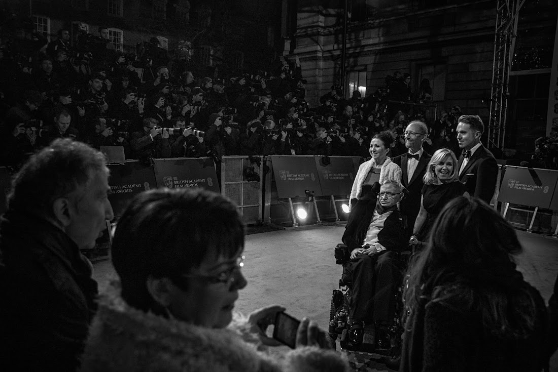 Stephen Hawking cùng người vợ trước của ông là bà Jane, cùng con gái Lucy và những người thân khác của ông tại Giải thưởng Điện ảnh EE Bafta ở Nhà hát Hoàng gia Luân Đôn. Hình ảnh: Sarah Lee/the Guardian. Stephen Hawking cùng người vợ trước của ông là bà Jane, cùng con gái Lucy và những người thân khác của ông tại Giải thưởng Điện ảnh EE Bafta ở Nhà hát Hoàng gia Luân Đôn. Hình ảnh: Sarah Lee/the Guardian.