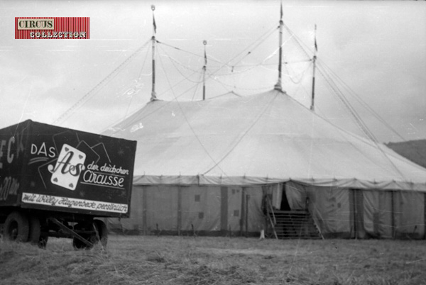 chapiteau et véhicule publicitaire du  Cirque Willy Hagenbeck 