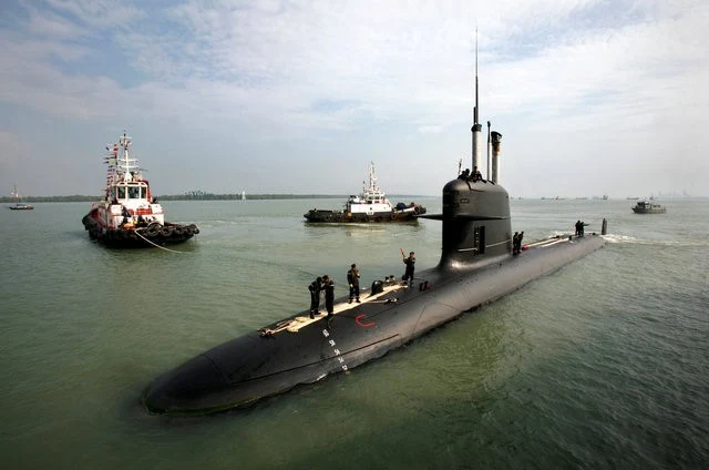 File photo of Malaysia's first submarine, "KD Tunku Abdul Rahman", a Scorpene-class diesel-electric submarine, docks in Port Klang outside Kuala Lumpur September 3, 2009.    REUTERS/Bazuki Muhammad/Files