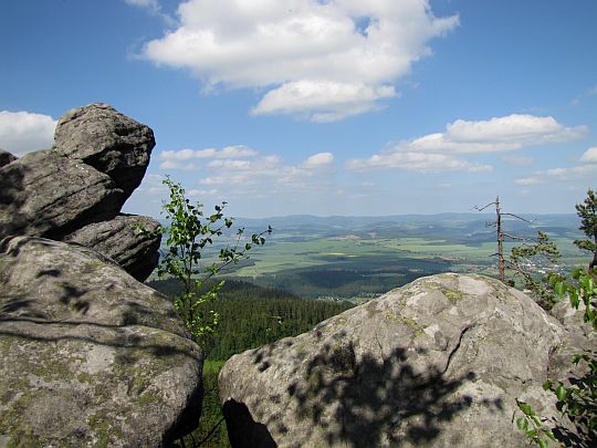 Panorama Ziemi Kłodzkiej przed zejściem do Diabelskiej Kuchni. Panorama Ziemi Kłodzkiej przed zejściem do Diabelskiej Kuchni.