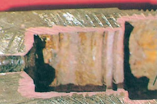 Dezincificação em parte interna de componente de latão, apresentando uma coloração avermelhada contrastando com a amarelada do latão. dezincificacao em parte interna de componente de latao, apresentando uma coloracao avermelhada contrastando com a amarelada do latao.