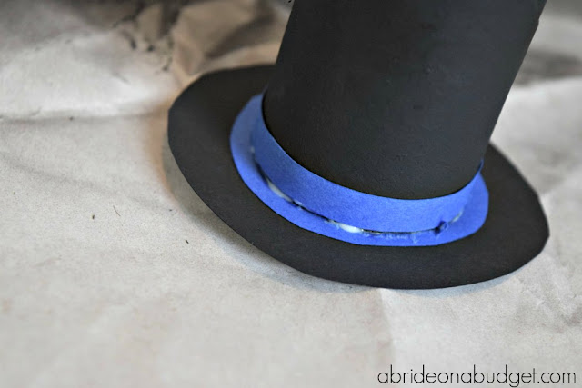 How SUPER CUTE are these DIY mini top hats from www.abrideonabudget.com? They're made from an empty paper towel roll too! Check out the link to find out how to make your own cardboard top hats!