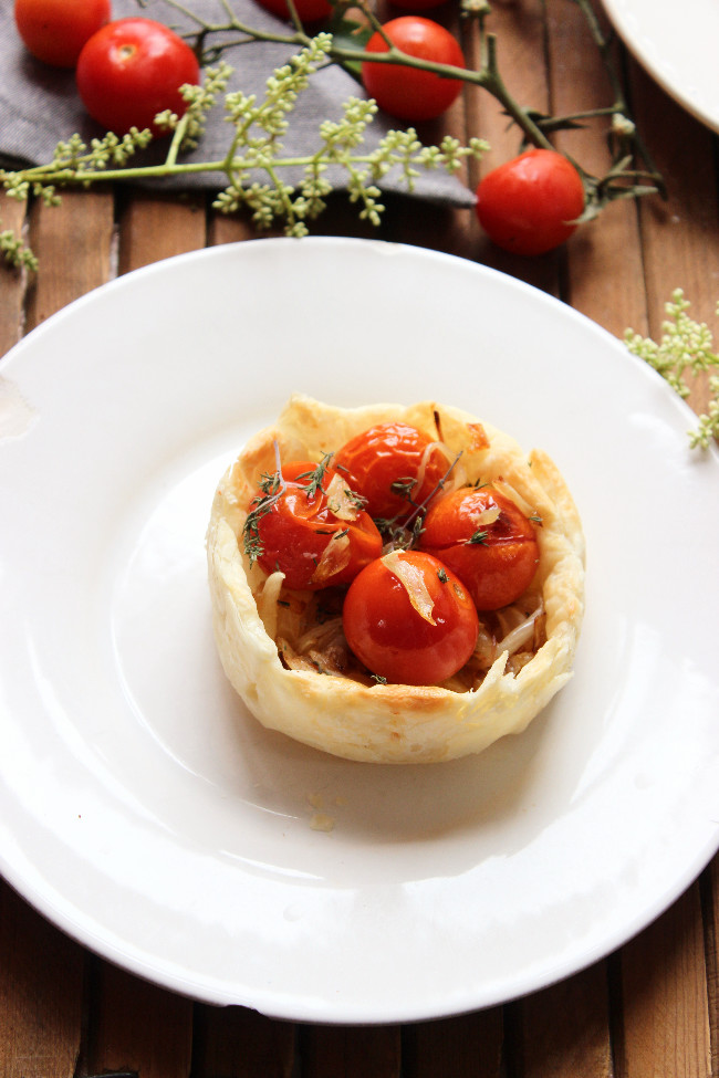 SIENTATE A LA MESA MINI QUICHES DE CEBOLLA CARAMELIZADA Y TOMATE