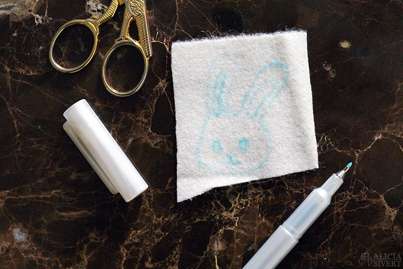 DIY till påsk: broderad brosch av kanin-emoji, av Alicia Sivertsson. aliciasivert alicia sivert sivertsson broderi embroidery brosch brooch emoji bunny face rabbit kanin kaninemoji kaninansikte påsk easter påskpynt påskpyssel diy do it yourself gör det själv skapa skapande kreativitet outfit påskoutfit klädsel smycke accessoar handgjord handgjort handarbete