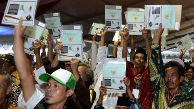 Disertifikat Yang dibagikan Jokowi, Terselip Foto Dirinya, Netizen Curigai Sebagai Kampanye