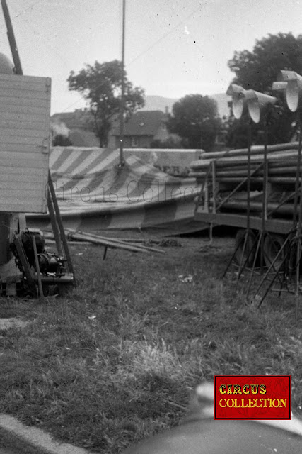 Remorques à matériel et montage du chapiteau du cirque Pinder 1958