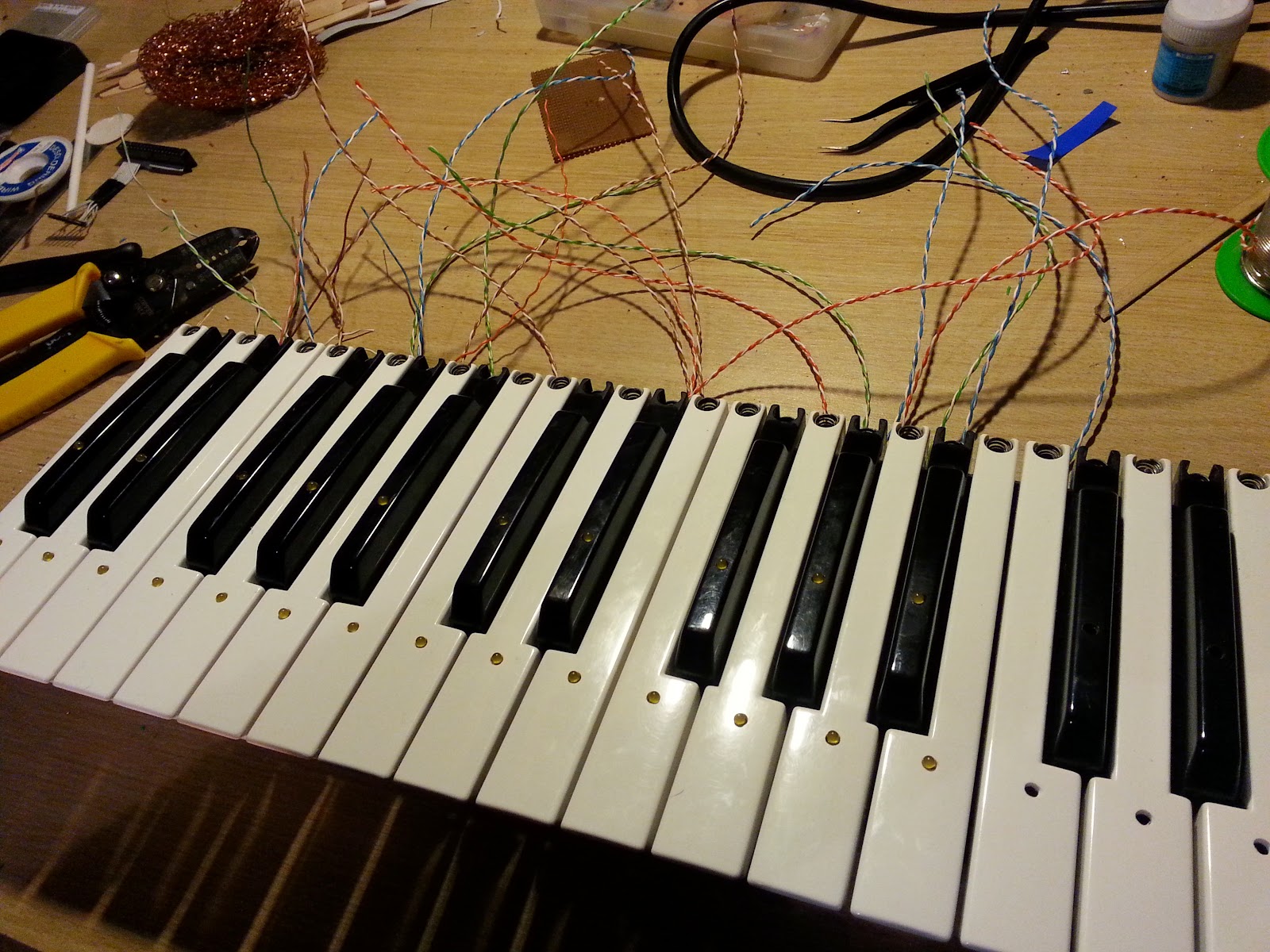 Nerd Club Building a lightup MIDI keyboard