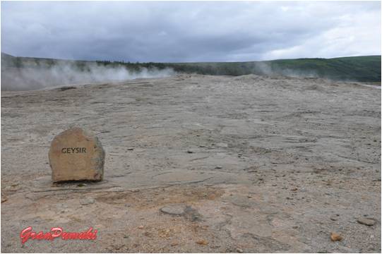 Blog de viajes con niños, Islandia Fumarolas procedentes del apagado Gran Geisir. No se sabe cuando volverá a erupcionar