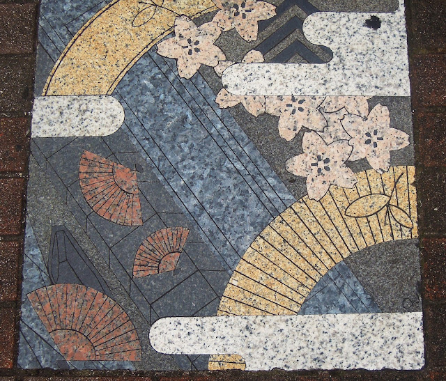 Tombini giapponesi: opere d'arte sull'asfalto