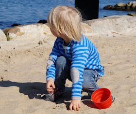 Maritime Lieblingsstücke: Kindermode von piapaul (mit Rabattcode und Verlosung) Ringelshirt Junge gestreift grau blau mit Patches an den Ärmeln