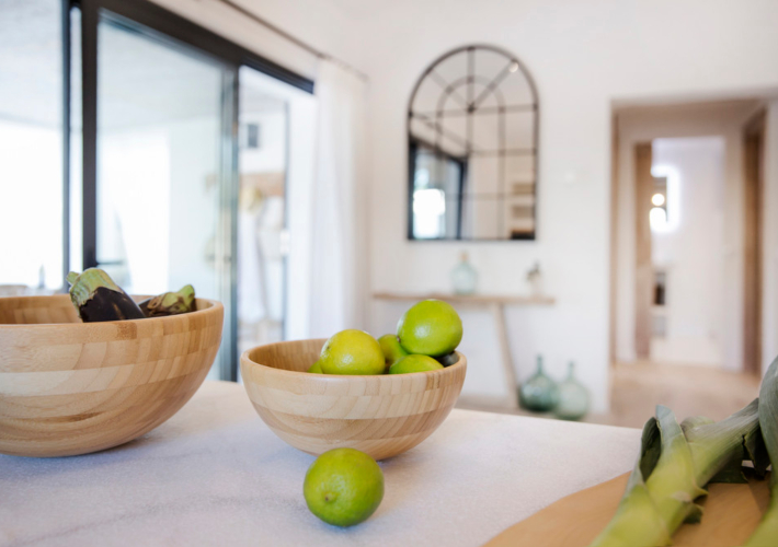 Blanco y madera en Mallorca