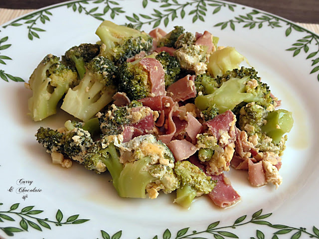Brócoli con jamón cocido y huevo – Broccoli, ham and scrambled eggs