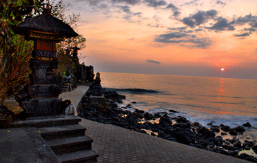 sunset di pura batu bolong pantai senggigi, pulau lombok, hindu, wisata lombok, keindahan alam, matahari terbenam