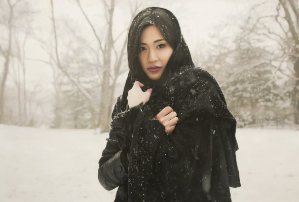 As incríveis pinturas hiper-realistas com mulheres em meio a natureza de Yigal Ozeri Yigal Ozeri pinturas hiper-realistas mulheres natureza foto-realismo impressionante