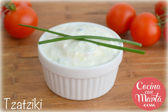 Tzatziki griego, salsa yogur griega, salsa de yogur casera, con pepino, salsa ligera, sana, dieta, light, fácil, rápida, Cocina con Marta