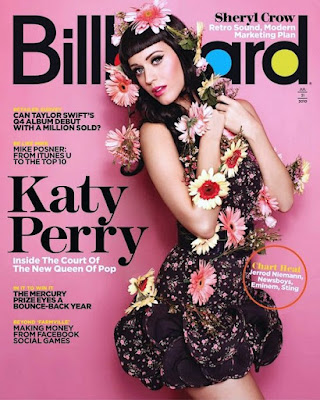 Katy Perry en la revista Billboard 2010. Cover o portada. Con flores cubriendo su vestido y su cabeza.