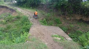 Campesinos de varios parajes parte alta Cabral denuncian mal estado de los caminos vecinales