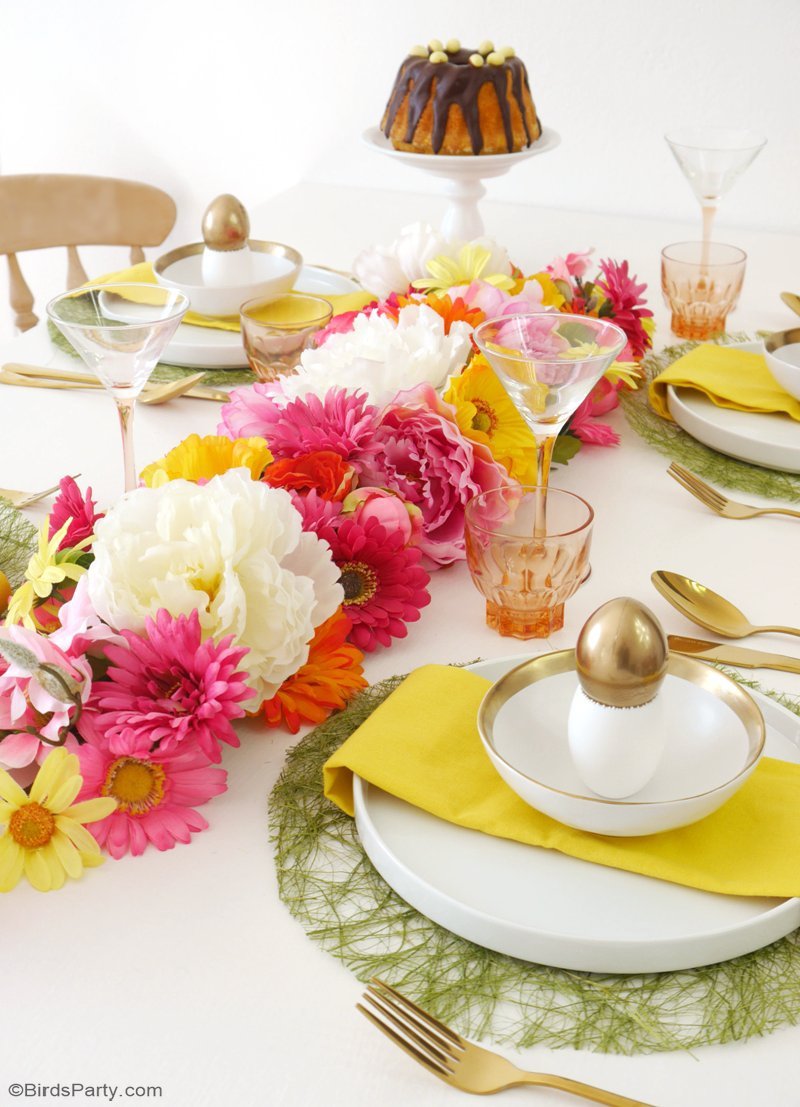 A Modern Floral Easter Brunch - party ideas, DIY table decorations, food, recipes and a mimosa bar styling to inspire your Spring celebrations! by BirdsParty.com @BirdsParty