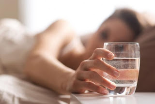 Προσοχή: Δείτε γιατί δεν πρέπει να πίνετε νερό από το ποτήρι δίπλα στο κομοδίνο σας
