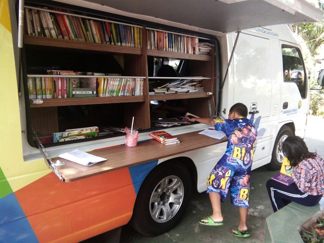 Petugas PUSLING (Perpustakaan Keliling), yang Setengah Telanjang Petugas PUSLING (Perpustakaan Keliling), yang Setengah Telanjang
