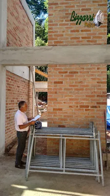 Bizzarri visitando uma obra onde vamos fazer a lareira de pedra com o revestimento de pedra na parede com as escadas de pedra em casa em condomínio na Cantareira. 07 de novembro de 2016.