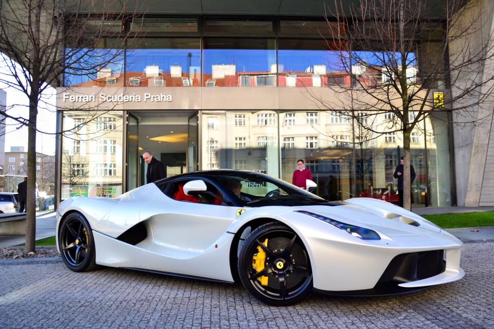 Wunderschoner Weisser Laferrari In Prag Angekommen Myauto24 Das Autoblog Im Internet Myauto24
