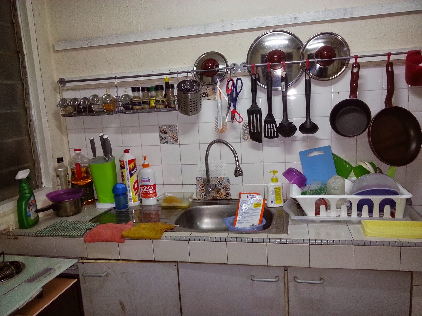 Kamu Gulegulehatiku Susun Atur Kemas Dapur Yg Selekeh Rak Pinggan Kecik Putih Tu Yg Aku Rimas Air Bertakung