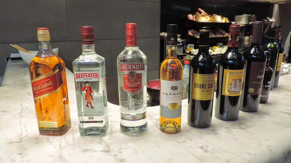 Review Qatar Airways Al Mourjan Lounge,