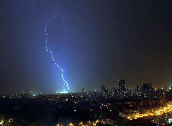 इस राज्य में 13 घंटे में गिरी 37 हजार बार बिजली, हर साल हजारों मौत इस राज्य में 13 घंटे में गिरी 37 हजार बार बिजली, हर साल हजारों मौत