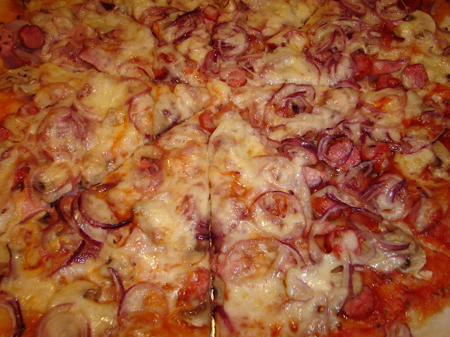 Pizza cu ceapa rosie