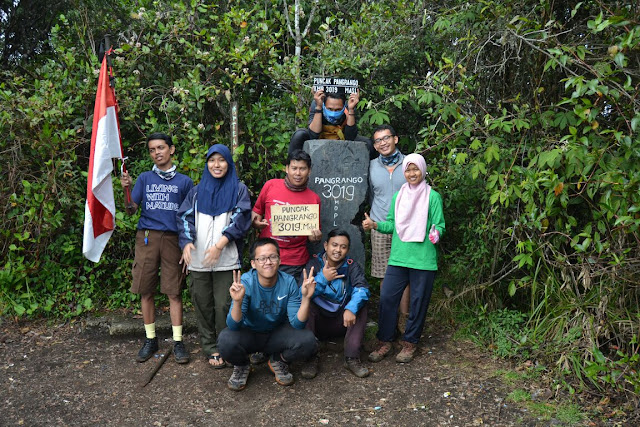 Bersyukur bisa mencapai summit