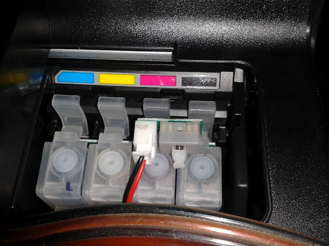 Sistema de tinta ya colocado dentro de la impresora.