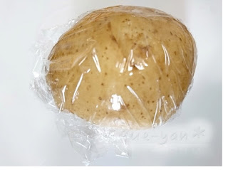 ジャガイモをラップで包んで ジャガイモをラップで包んで