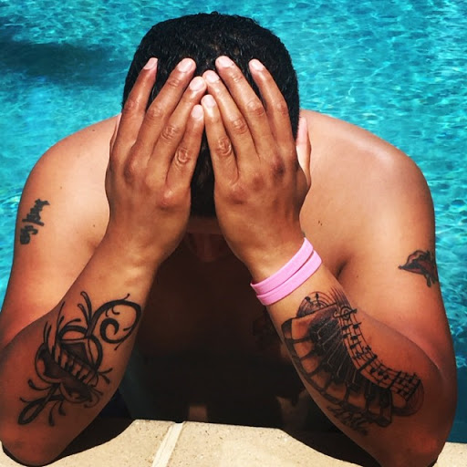 Música de tatuagem para homens em ambas as mãos olhar impressionante