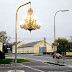 Mardi Gras: Street Chandelier di Werner Reiterer. Quando si dice l'arte di strada