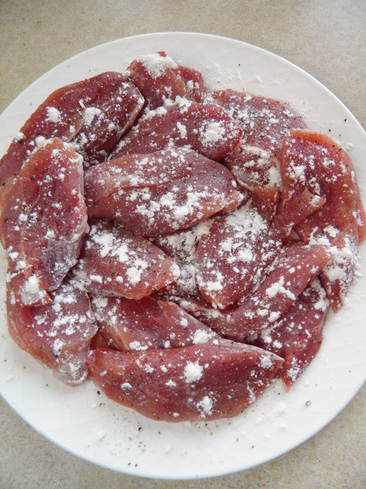 Мясо в муке на сковороде