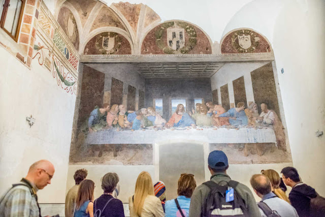 Visitantes admirando obra em Milão