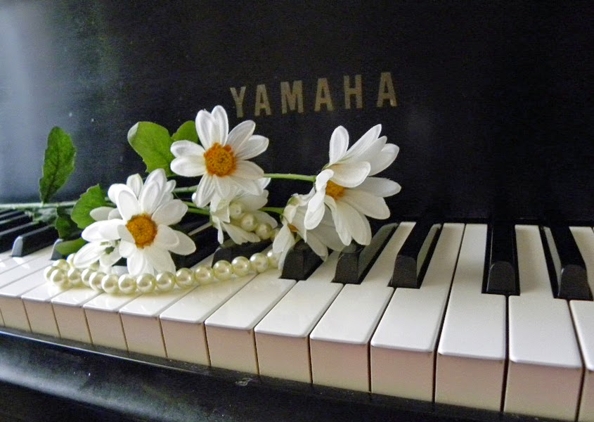 Baukje's Cards and Crafts Flowers on Piano keys